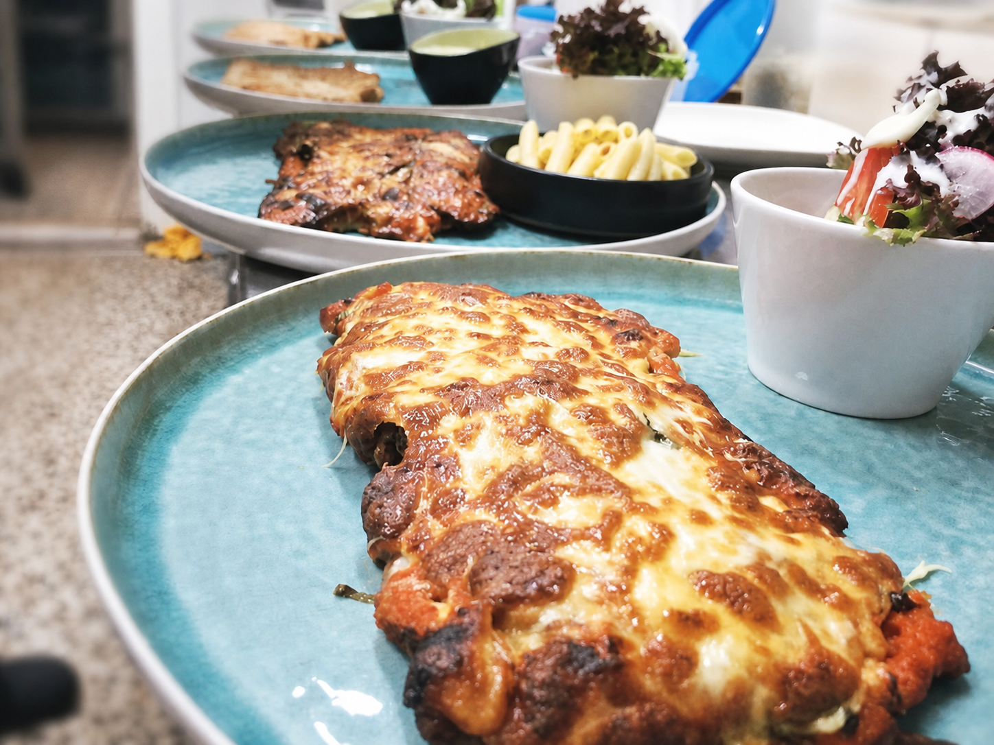 Escalopes gratinées, frites et salade au Ponti 2